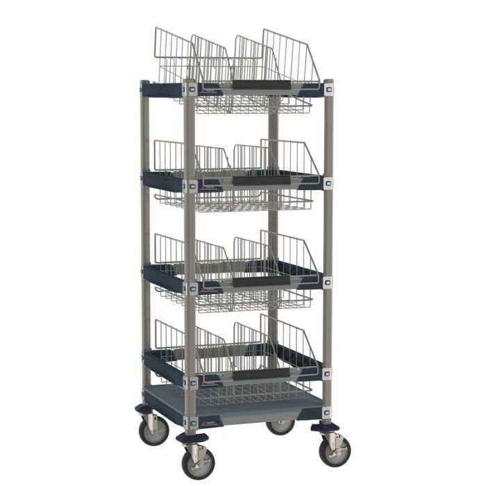 Carro para almacenamiento de soluciones IV Metro Max I, ideal para transportar y almacenar artículos voluminosos o con formas irregulares. Las cestas tienen un acabado epoxi con protección antimicrobiana Microban® integrada y frente semiabierto para facilitar el acceso. Se pueden montar en posición horizontal o en un ángulo de 10° para la rotación de productos. Cada cesta incluye dos divisores y un portaetiquetas. Los divisores se ajustan horizontalmente. Dimensiones • Ancho: 24” (610 mm) • Longitud: 24”, 42”, 60” (610 mm, 1067 mm, 1524 mm) • Alto: 60” (1524 mm) Ruedas • Incluye cuatro ruedas de 5” (127 mm), dos de ellas con freno. Nota importante No son aptas para cámaras frigoríficas Las medidas y configuraciones pueden variar según el modelo seleccionado.
