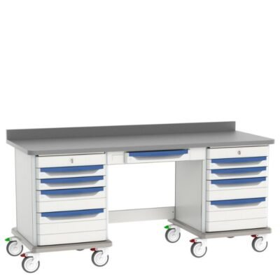 Estación de trabajo con almacenamiento diseñada para centralizar la organización y almacenamiento de insumos en áreas de atención médica, laboratorio o servicios auxiliares.