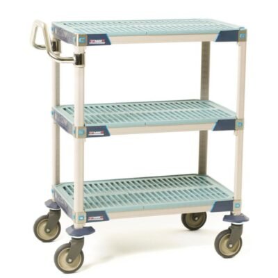El carro utilitario industrial MetroMax I con estantes de rejilla abierta es una solución móvil diseñada para ofrecer almacenamiento organizado, resistencia estructural y ventilación de los materiales en entornos industriales, comerciales o sanitarios.
