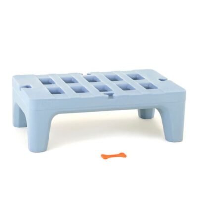 Tarima sanitaria para almacenamiento elevado de productos y suministros, permitiendo mantener la mercancía fuera del piso para mejorar la higiene y facilitar la limpieza en áreas de trabajo.